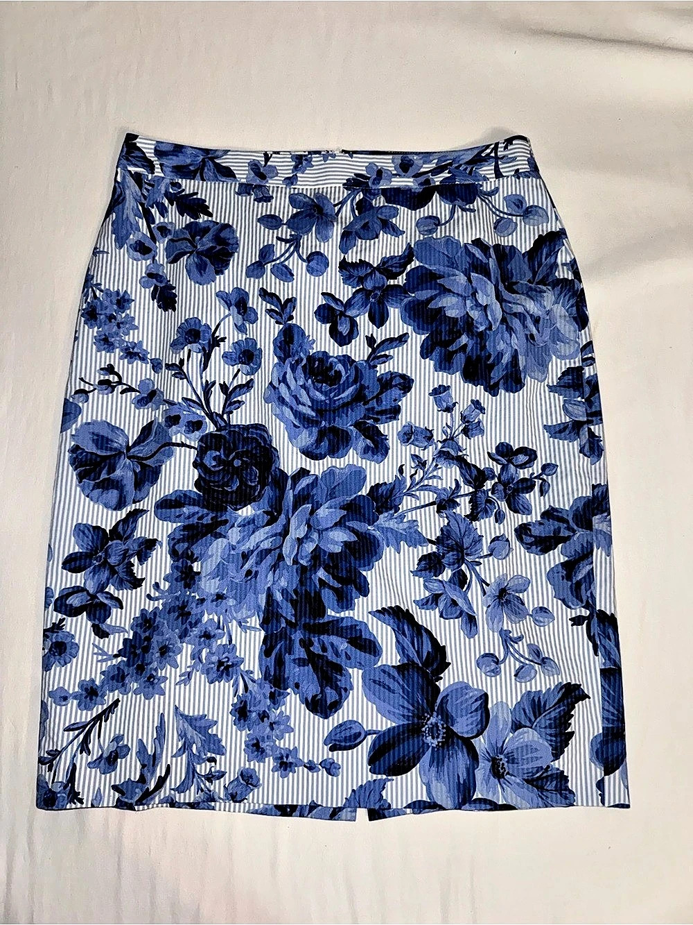 Ann Taylor Floral Mini Skirt in Blue & White Size 10 Like New